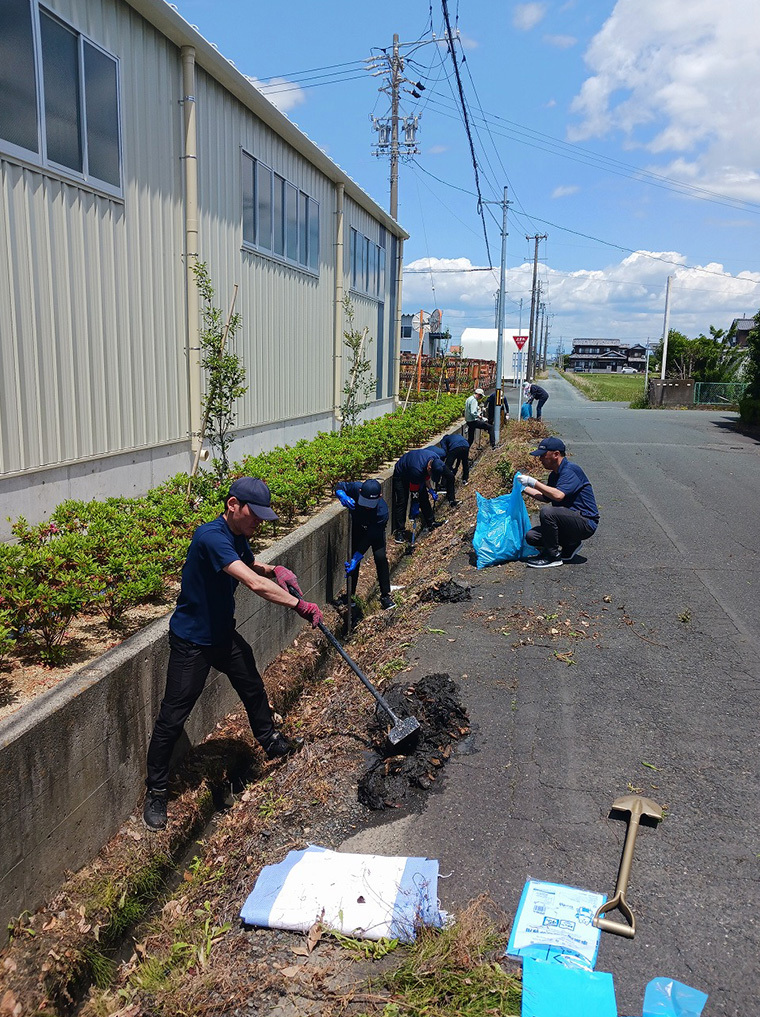 磐田市草崎地区（工場周辺）の清掃活動を行いました
