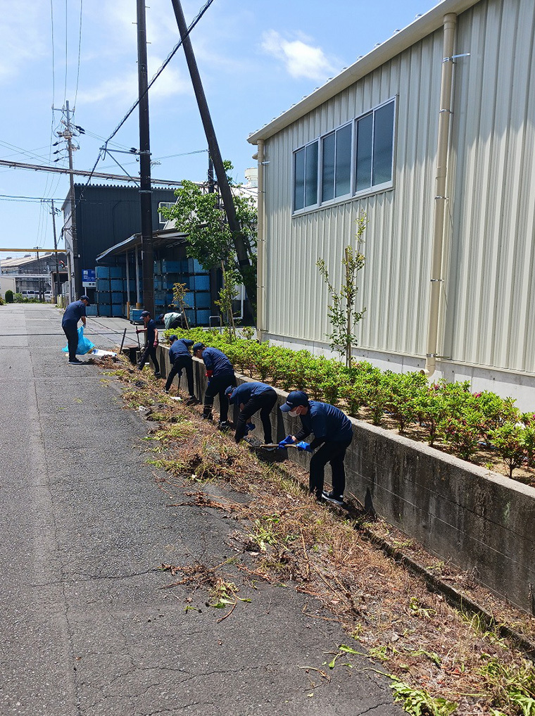 磐田市草崎地区（工場周辺）の清掃活動を行いました